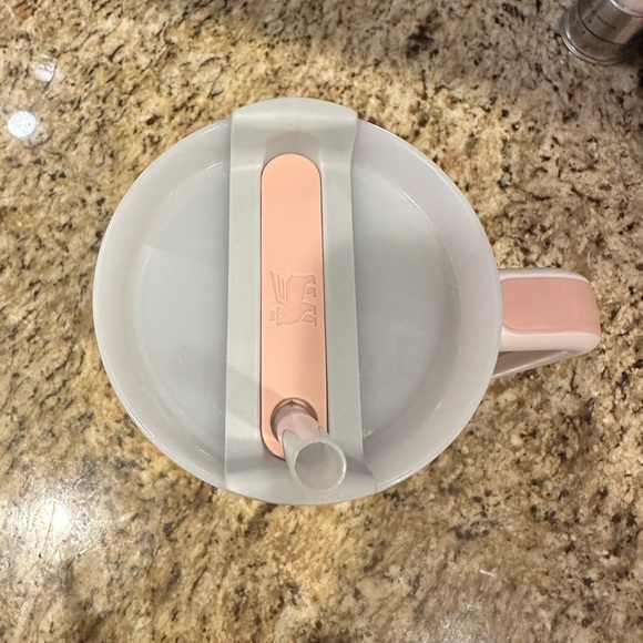 40oz rose quartz Stanley - Picture 2 of 4